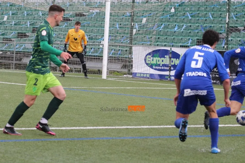 Foto 5 - El CD Guijuelo olvida el descenso imponi&eacute;ndose al Covadonga (3-1)