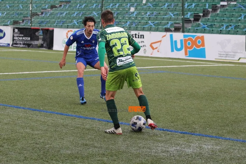 Foto 4 - El CD Guijuelo olvida el descenso imponi&eacute;ndose al Covadonga (3-1)