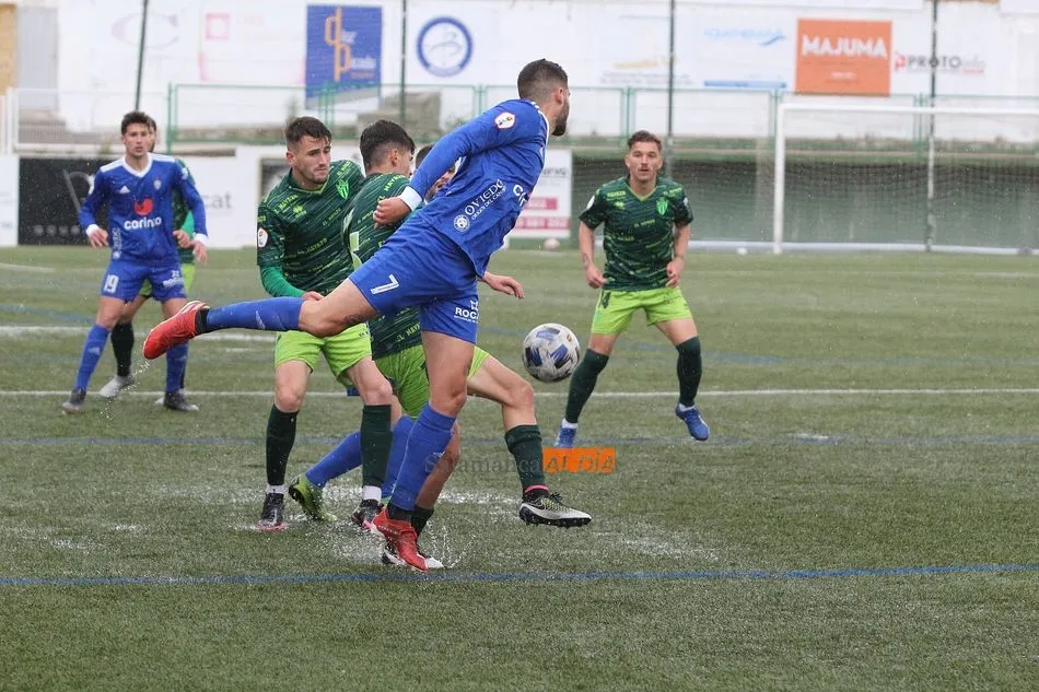 Foto 3 - El CD Guijuelo olvida el descenso imponi&eacute;ndose al Covadonga (3-1)
