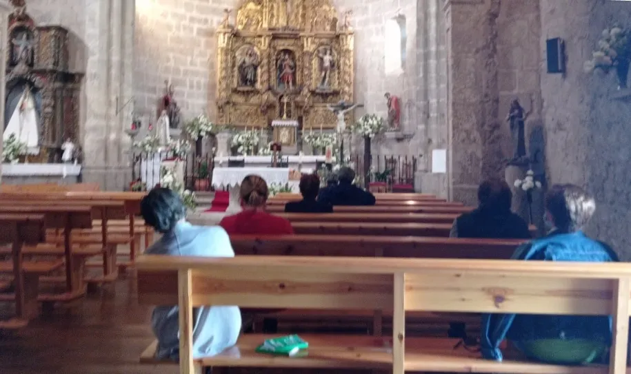 Un grupo de mujeres de Retortillo celebra el mes de la Virgen rezando el Rosario a diario  