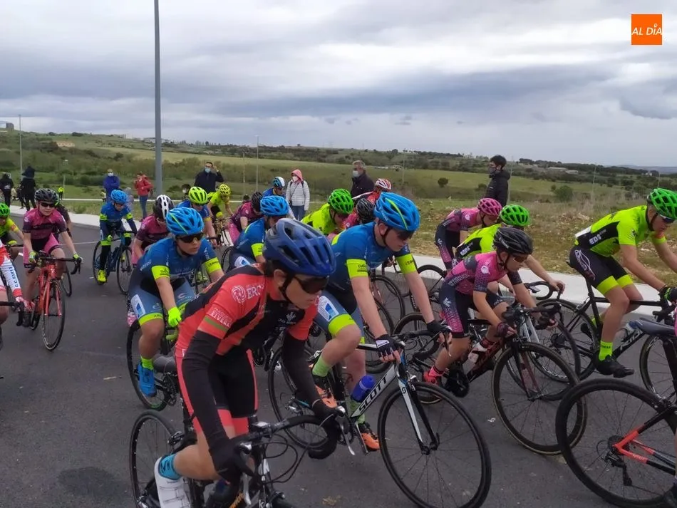 Foto 2 - Numerosos ciclistas disfrutan de un intenso Trofeo de Escuelas de ciclismo