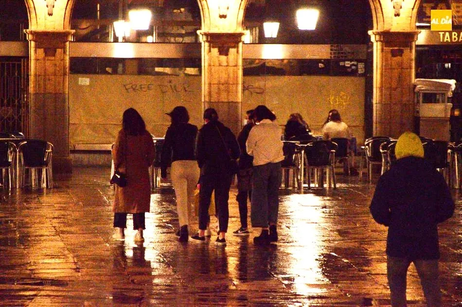 Jóvenes en el centro de Salamanca durante la noche del último domingo. Foto de Guillermo García
