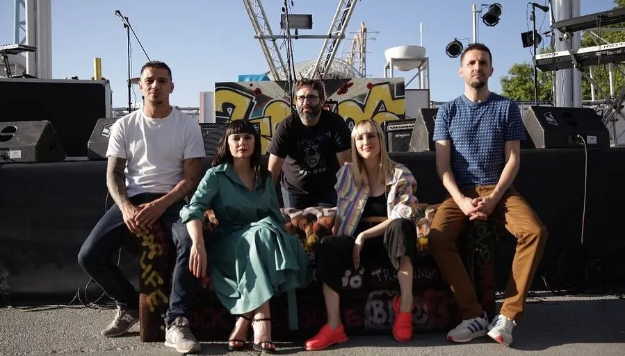 El director salmantino, Carlos Therón, junto a los protagonistas de Operación Camarón