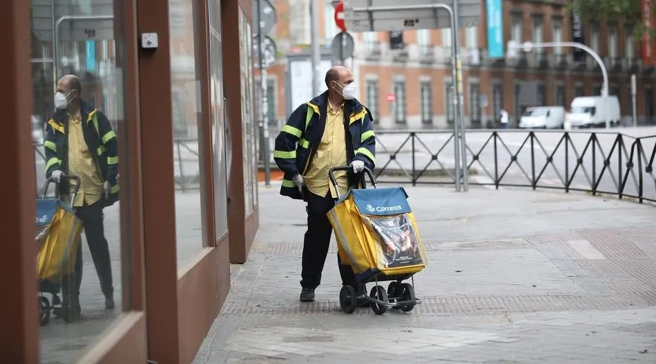 Foto de archivo de un profesional de Correos