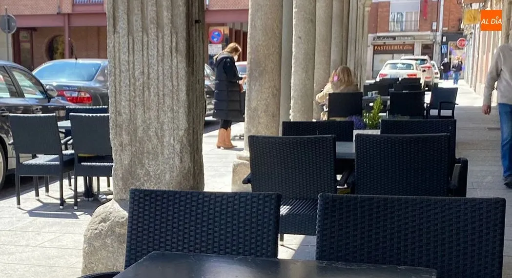 Terraza en Peñaranda, donde se cerrará el interior de la hostelería desde este martes