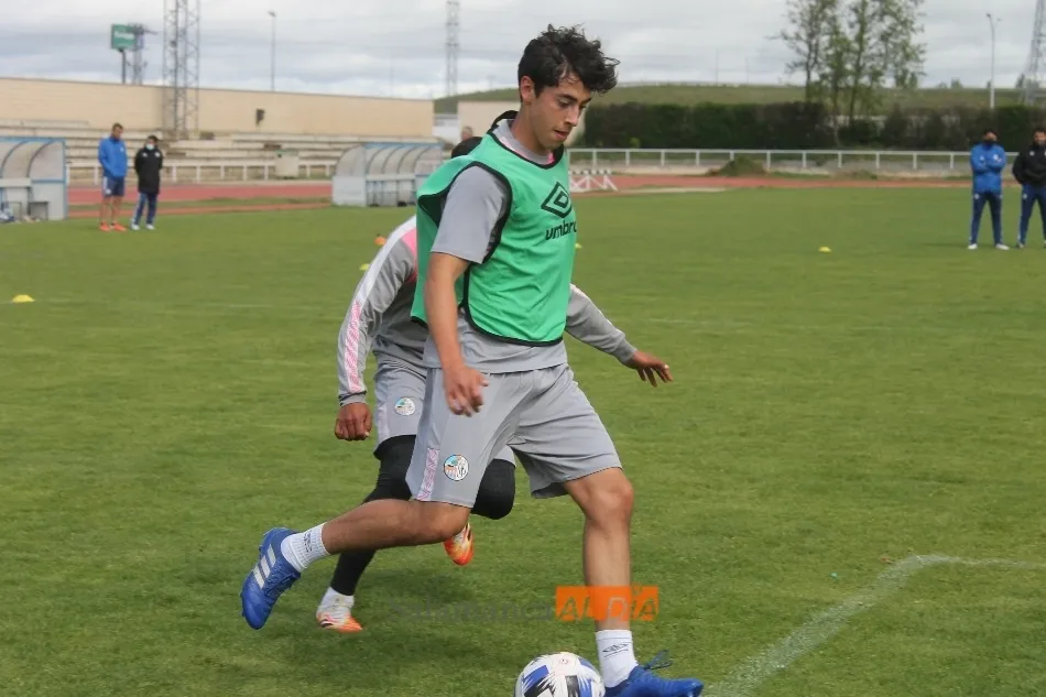 Foto 10 - La alegr&iacute;a y el buen ambiente imperan en el entrenamiento del Salamanca UDS tras la victoria