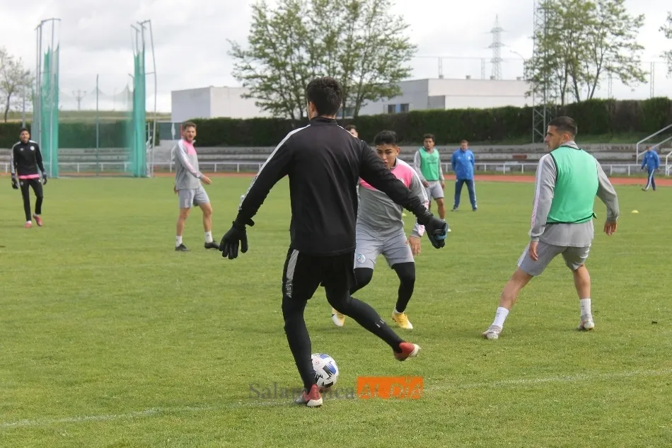 Foto 9 - La alegr&iacute;a y el buen ambiente imperan en el entrenamiento del Salamanca UDS tras la victoria