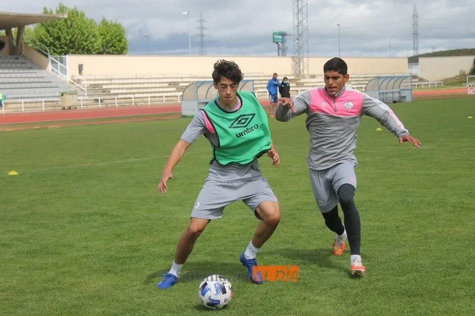 Foto 8 - La alegr&iacute;a y el buen ambiente imperan en el entrenamiento del Salamanca UDS tras la victoria
