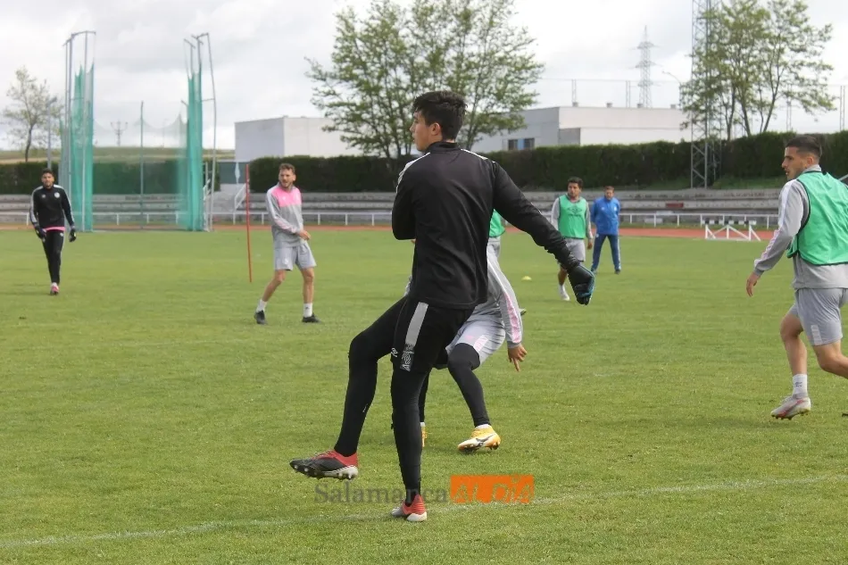 Foto 7 - La alegr&iacute;a y el buen ambiente imperan en el entrenamiento del Salamanca UDS tras la victoria