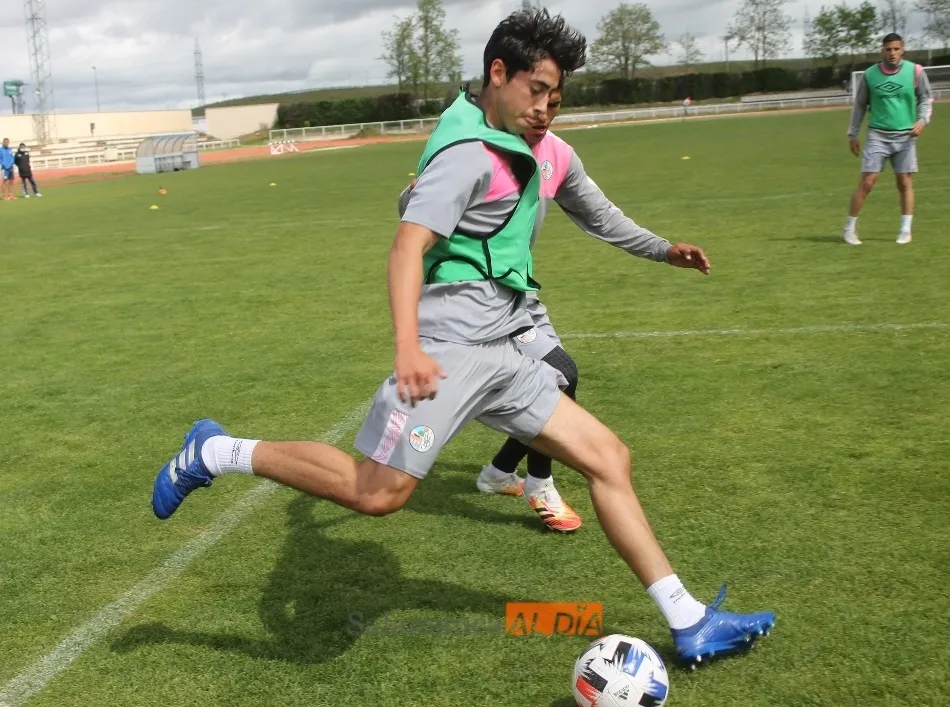 Foto 6 - La alegr&iacute;a y el buen ambiente imperan en el entrenamiento del Salamanca UDS tras la victoria