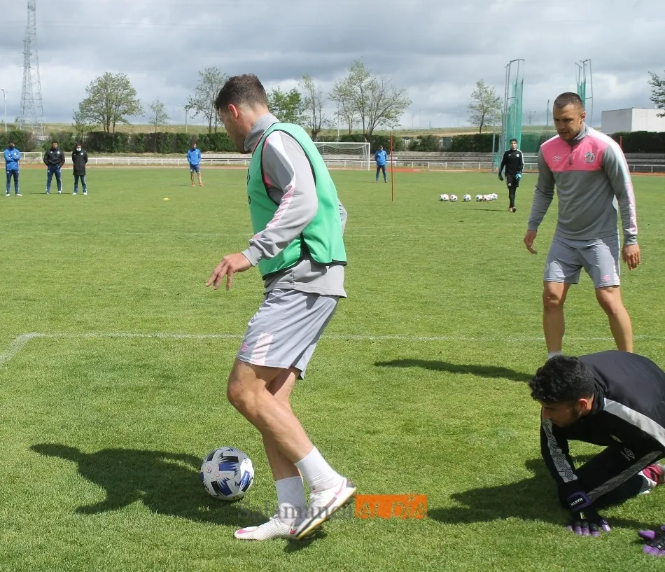 Foto 4 - La alegr&iacute;a y el buen ambiente imperan en el entrenamiento del Salamanca UDS tras la victoria