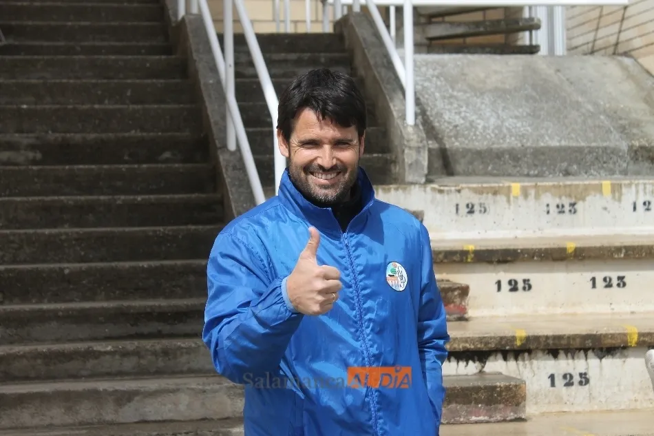 Lolo Escobar, con una sonrisa de oreja a oreja, a su llegada al trabajo / Carlos Cuervo