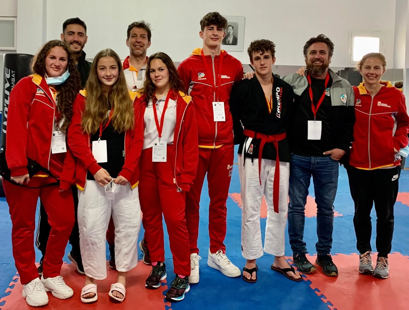 Los competidores posan tras la competición