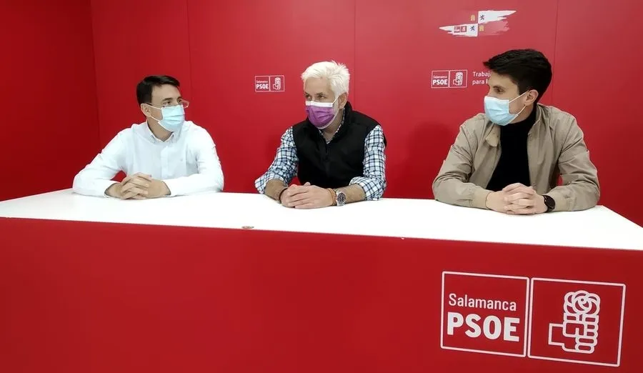 Fernando Pablos, Marcelino Muñoz y Mario Cavero, de izquierda a derecha, en la reunión en la sede del PSOE de Salamanca. Foto PSOE