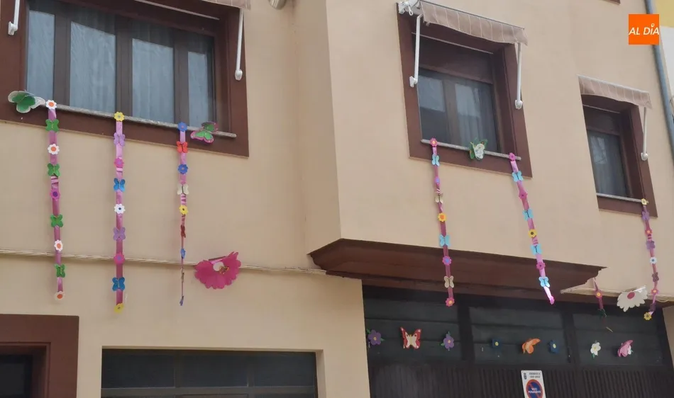 Foto 2 - Siete zonas comerciales de Ciudad Rodrigo engalanan sus calles al hilo de la primavera  