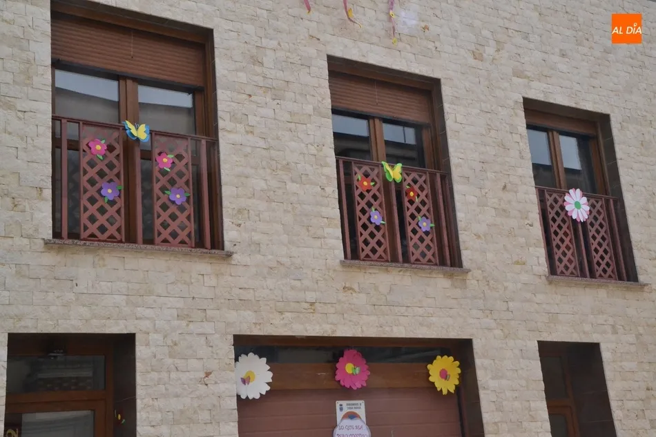 Foto 3 - Siete zonas comerciales de Ciudad Rodrigo engalanan sus calles al hilo de la primavera  