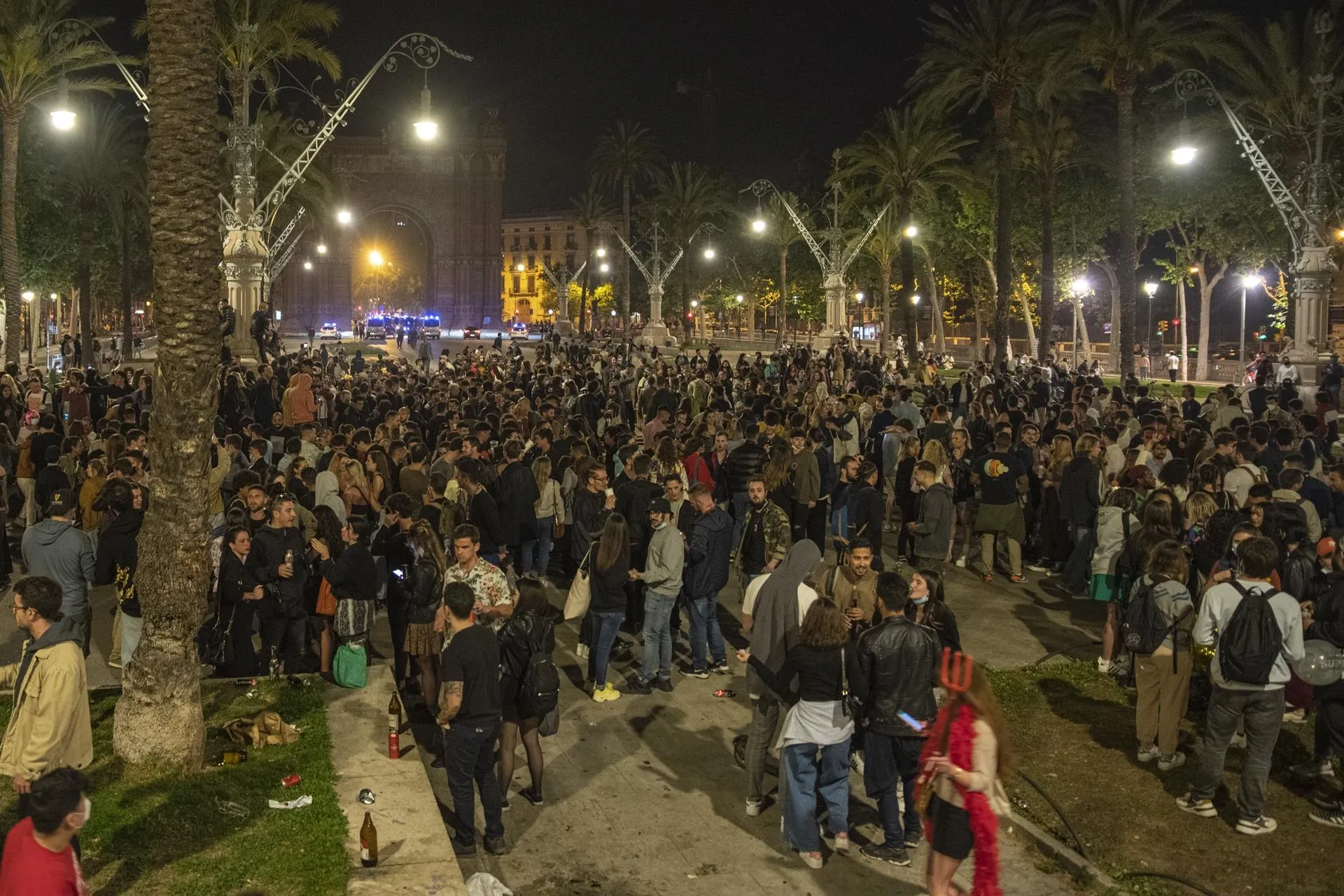 Jóvenes reunidos y en ambiente festivo, en una calle de Barcelona, durante la primera noche sin el estado de alarma. Foto: EP