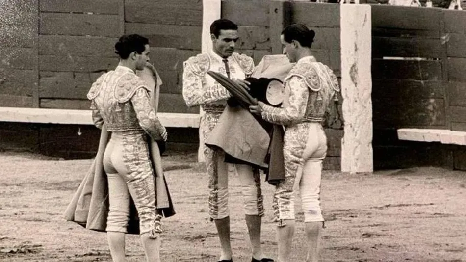 En el momento que recibe la alternativa de manos de Gregorio Sánchez