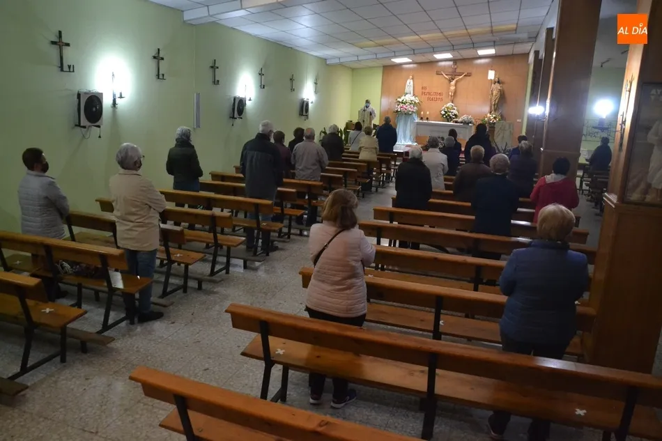 Foto 4 - La Parroquia de F&aacute;tima honra estos d&iacute;as a su Virgen, que se quedar&aacute; sin recorrer las calles  