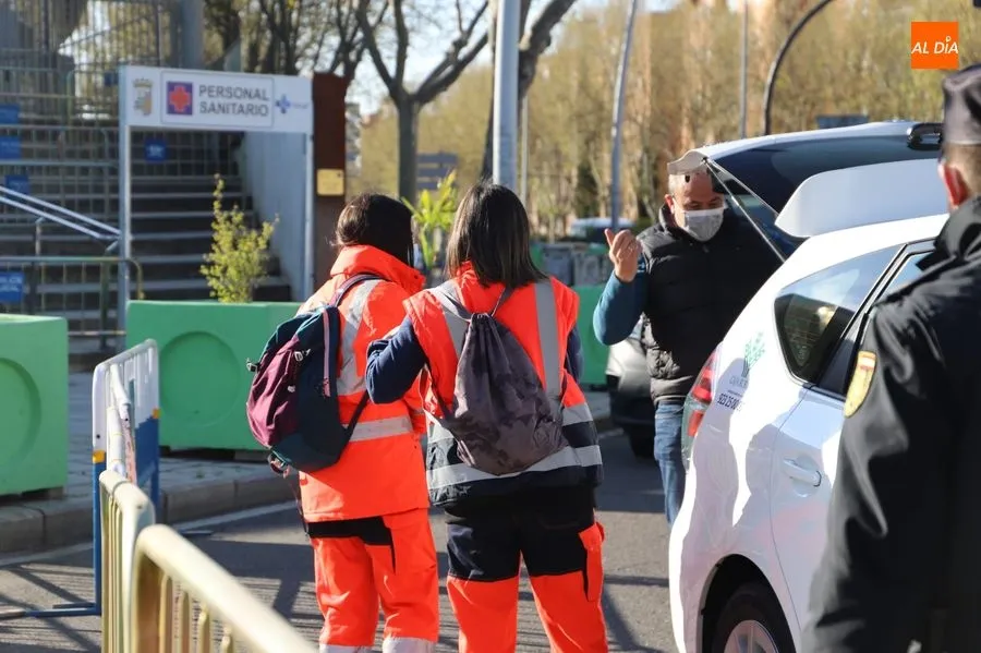 Sanitarias con un lote de vacunas en el Multiusos. Foto de archivo