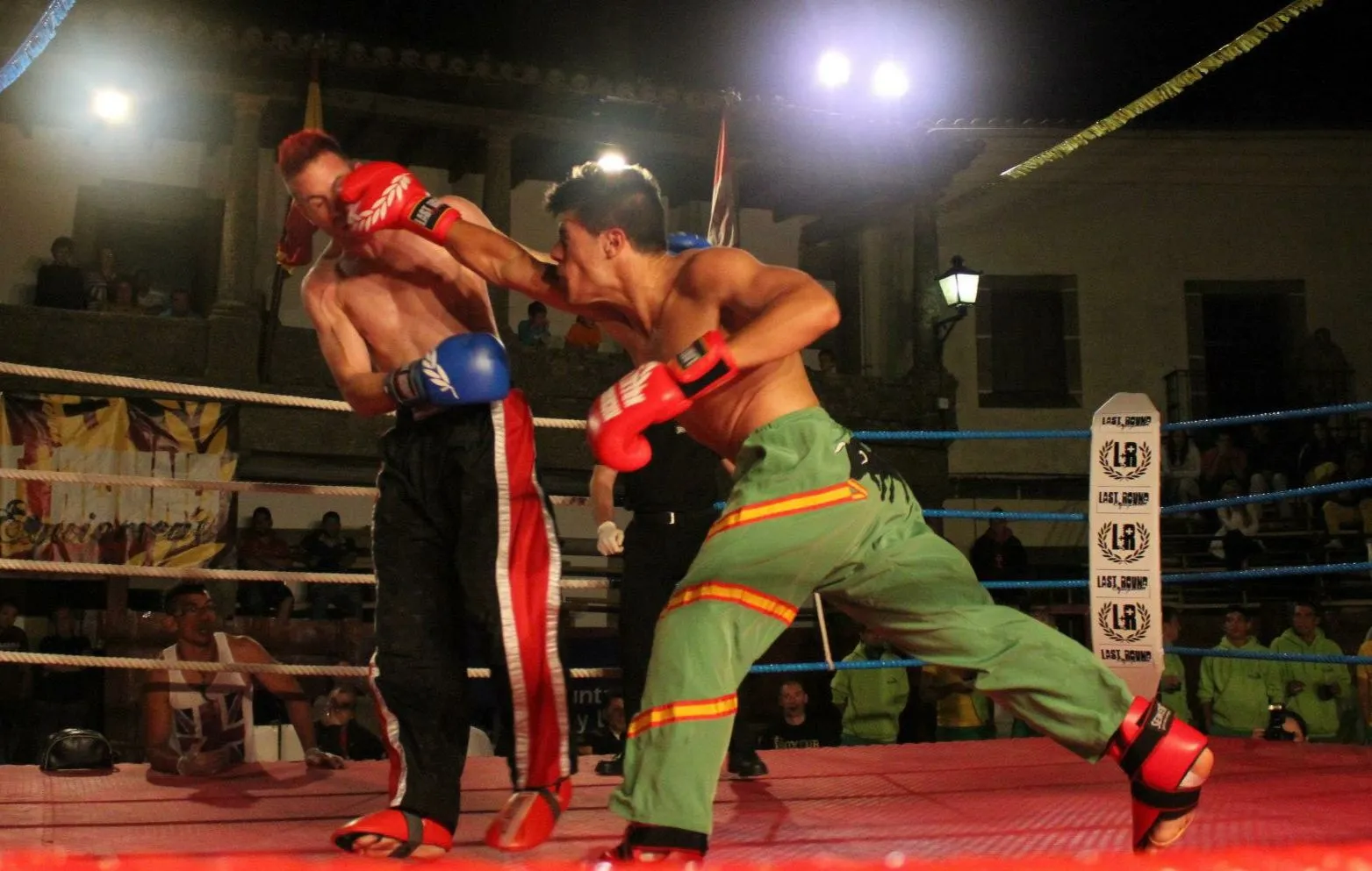 Richard Huerta pega un puñetazo a un rival