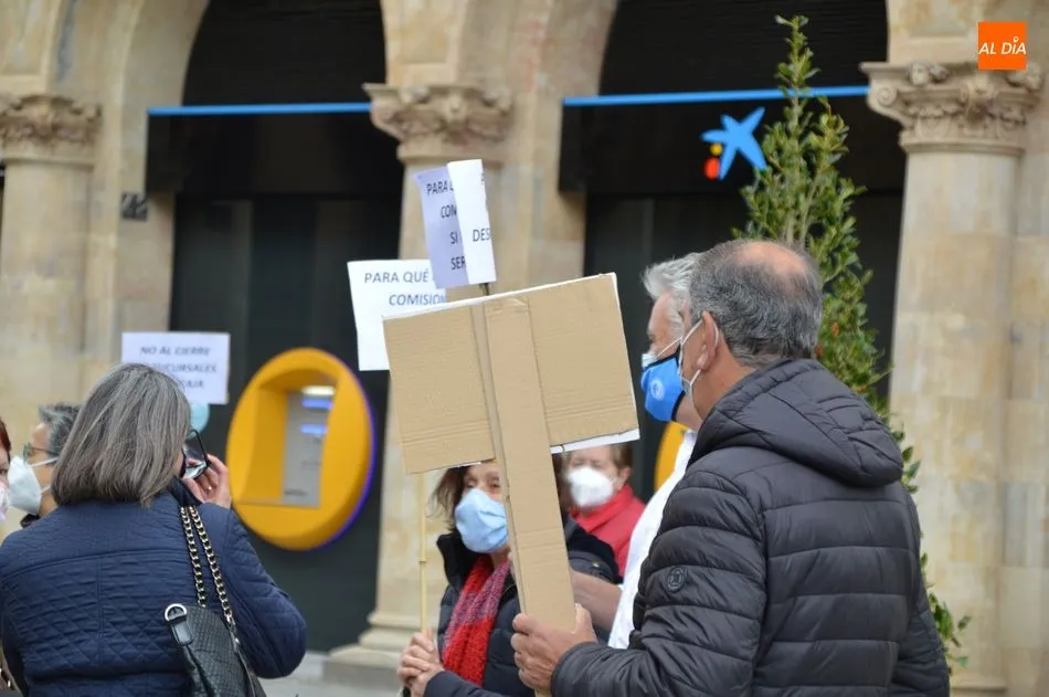 Foto 7 - Protestas vecinales por el cierre de la &uacute;nica sucursal bancaria que quedaba en Tejares