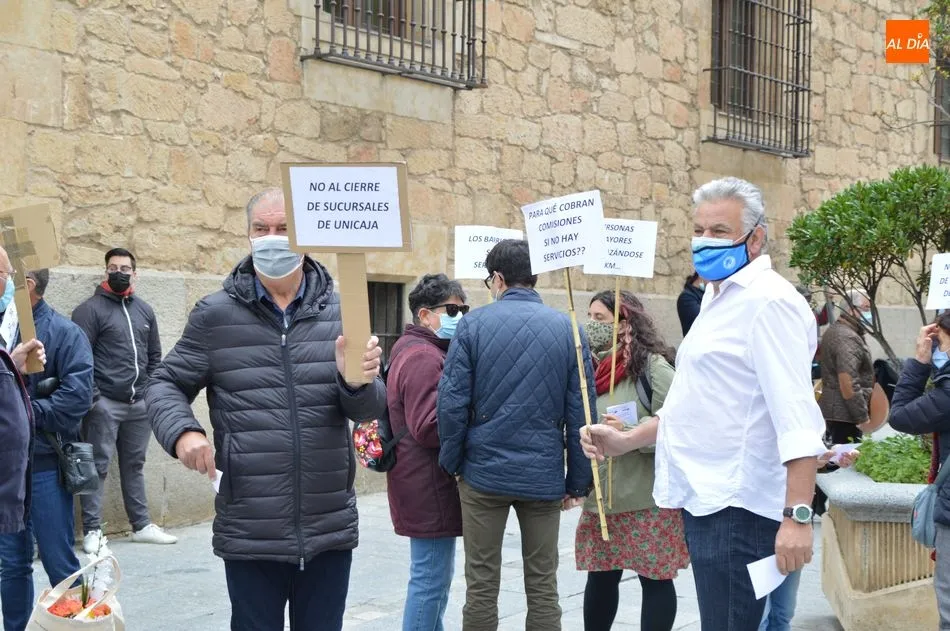 Foto 6 - Protestas vecinales por el cierre de la &uacute;nica sucursal bancaria que quedaba en Tejares