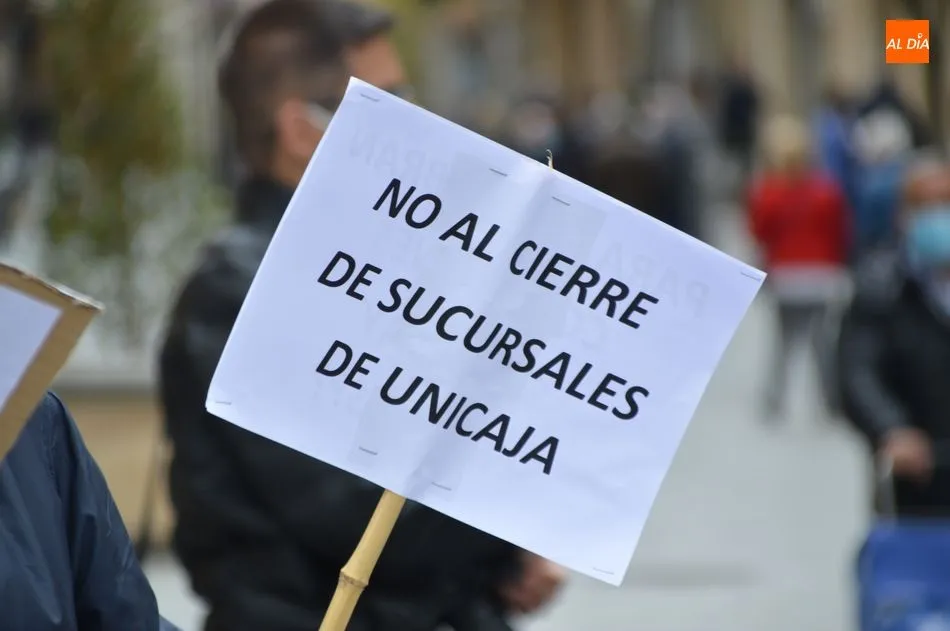 Foto 4 - Protestas vecinales por el cierre de la &uacute;nica sucursal bancaria que quedaba en Tejares