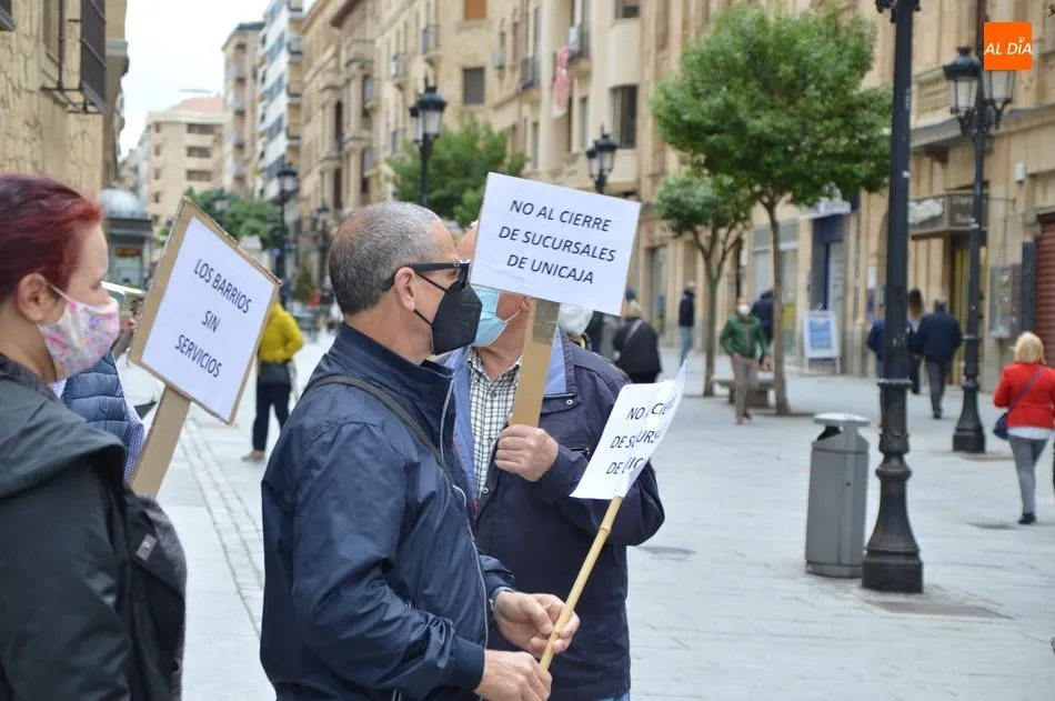 Foto 2 - Protestas vecinales por el cierre de la &uacute;nica sucursal bancaria que quedaba en Tejares