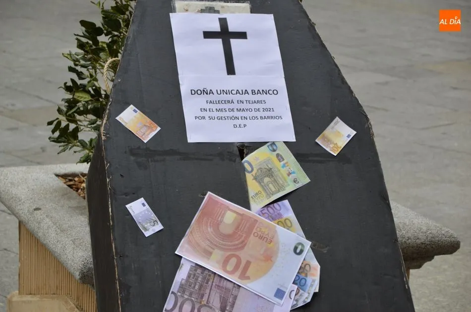 Foto 9 - Protestas vecinales por el cierre de la &uacute;nica sucursal bancaria que quedaba en Tejares