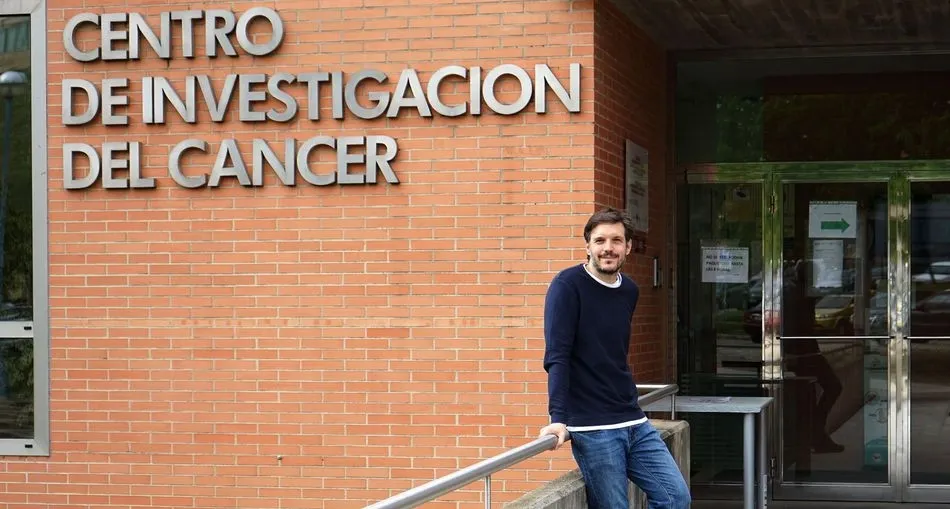 El autor principal del estudio, Fernando Calvo Baltanás, en las puertas del Centro de Investigación del Cáncer en Salamanca. Foto USAL - Archivo
