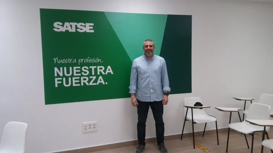 Óscar García, secretario provincial de SATSE Salamanca, en la sede del sindicato
