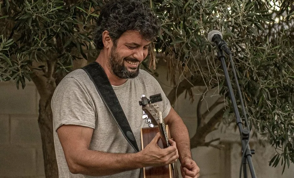 Paco Cifuentes comenzó su carrera tocando rock para después interesarse por la canción de autor