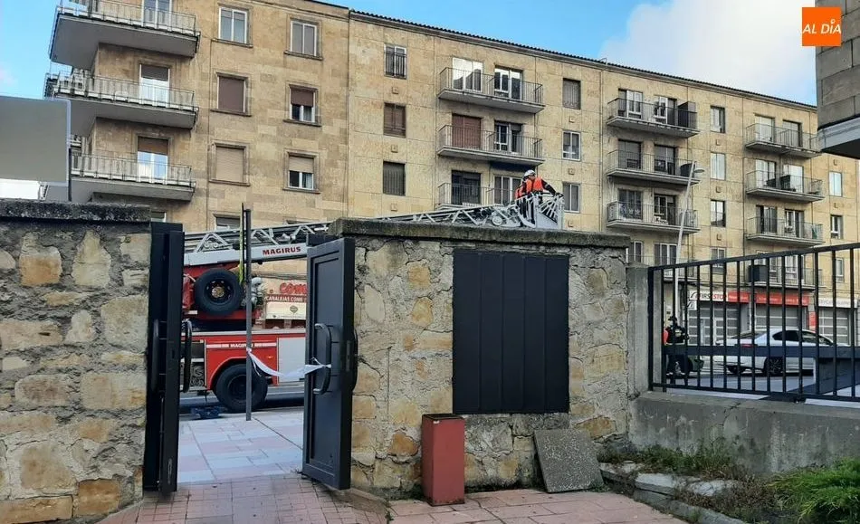 Foto 2 - Intervenci&oacute;n de los Bomberos en Canalejas por el desprendimiento de parte de una cornisa