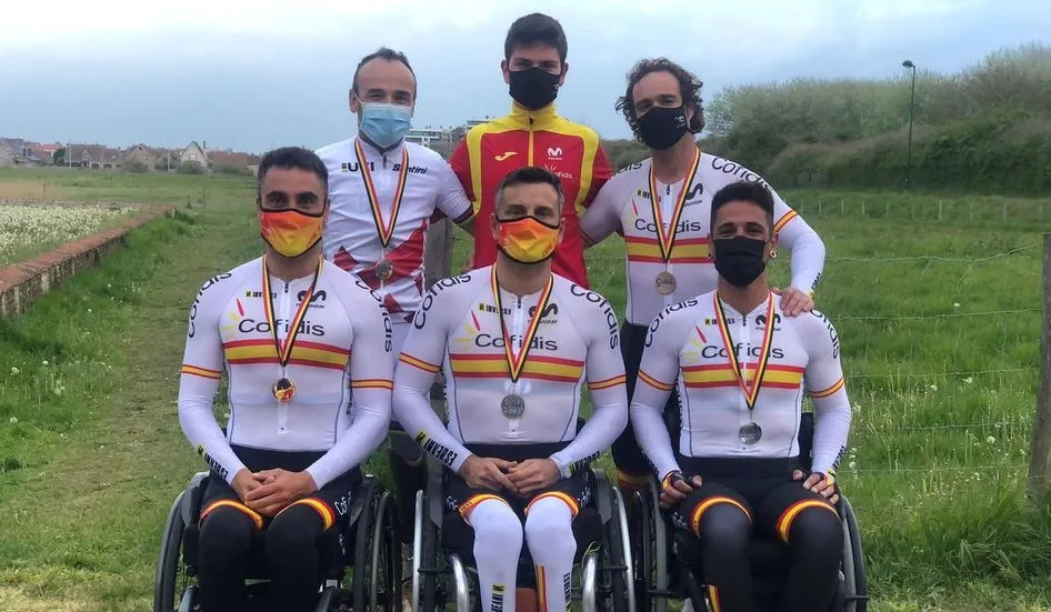 El fisioterapeuta salmantino Pablo Ruano, en el centro, junto a algunos de los medallistas españoles en la Copa del Mundo de ciclismo adaptado