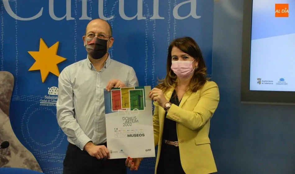 Alberto Rosado, profesor del Coscyl, y Victoria Bermejo, concejal de Cultura, con el cartel del ciclo de conciertos en el Da2. Foto de Guillermo García