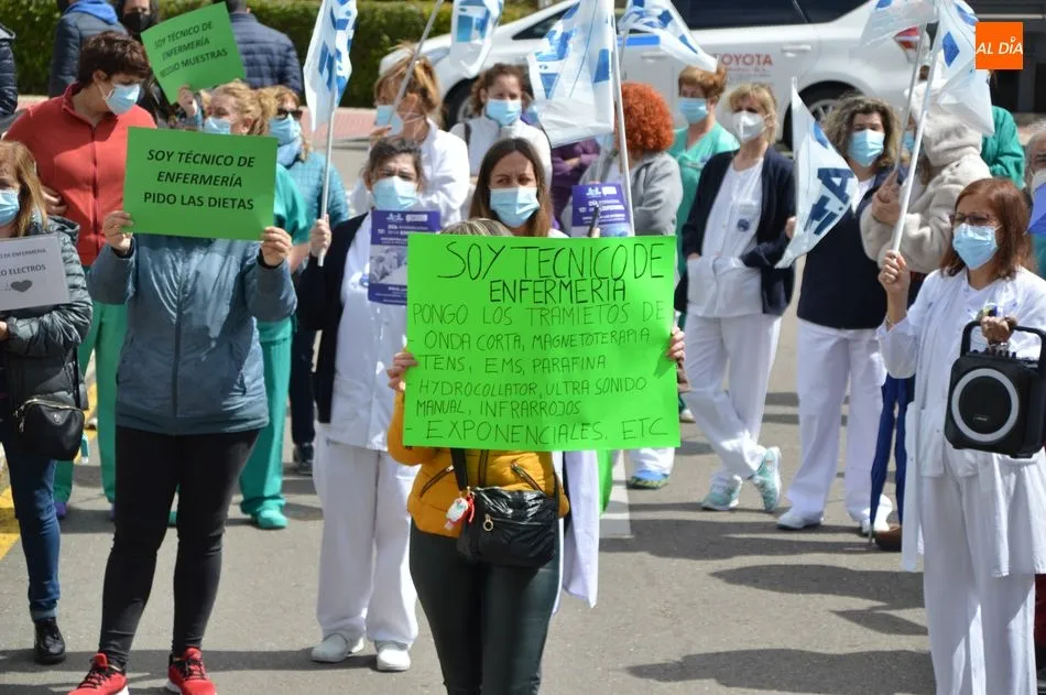 Algunos de los técnicos de enfermería que se concentraban ante el Clínico. Foto de Guillermo García