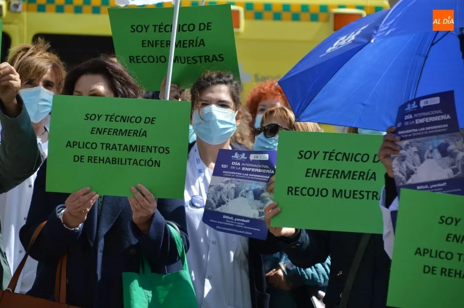 Foto 11 - Los t&eacute;cnicos de enfermer&iacute;a reivindican mejoras, ya que cubren &ldquo;funciones esenciales para los...