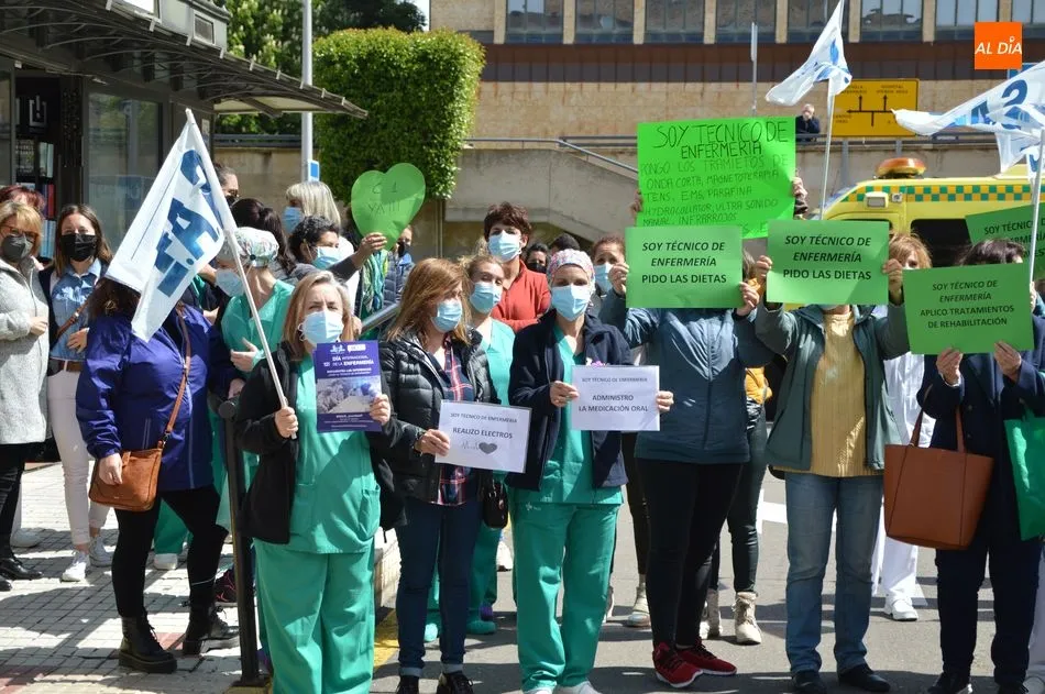 Foto 9 - Los t&eacute;cnicos de enfermer&iacute;a reivindican mejoras, ya que cubren &ldquo;funciones esenciales para los...