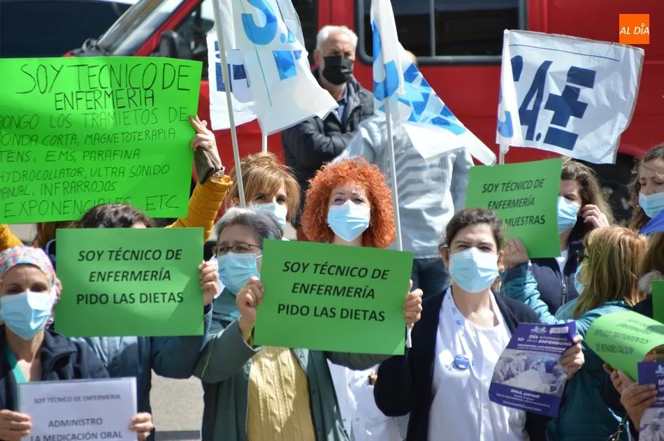 Foto 7 - Los t&eacute;cnicos de enfermer&iacute;a reivindican mejoras, ya que cubren &ldquo;funciones esenciales para los...