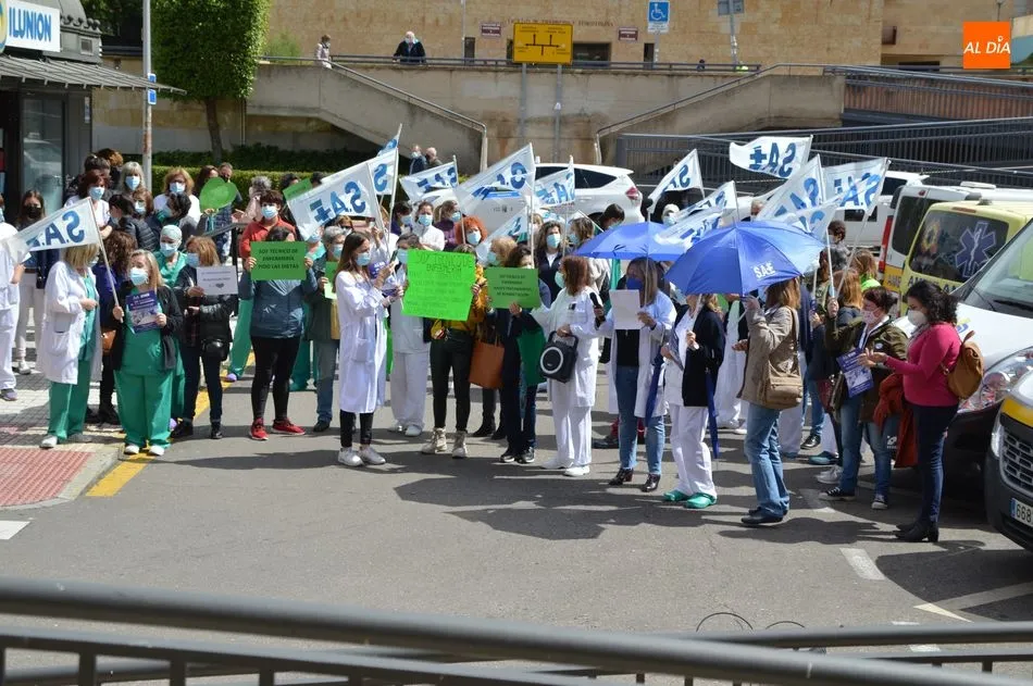 Foto 3 - Los t&eacute;cnicos de enfermer&iacute;a reivindican mejoras, ya que cubren &ldquo;funciones esenciales para los...