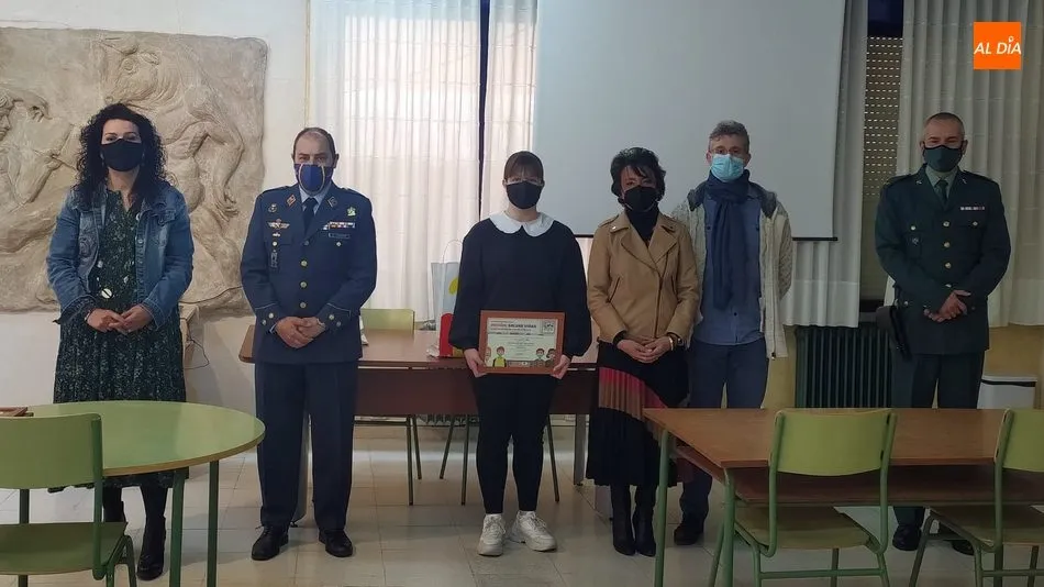 De iz. a der., Raquel Rodríguez, directora del IES; Emilio García, subdelegado de Defensa, Luna Aguilar, ganadora del concurso; Luisa de Paz, alcaldesa de Vitigudino; Pedro Ingelmo, profesor de Lengua; y teniente de la Guardia Civil de Vitigudino