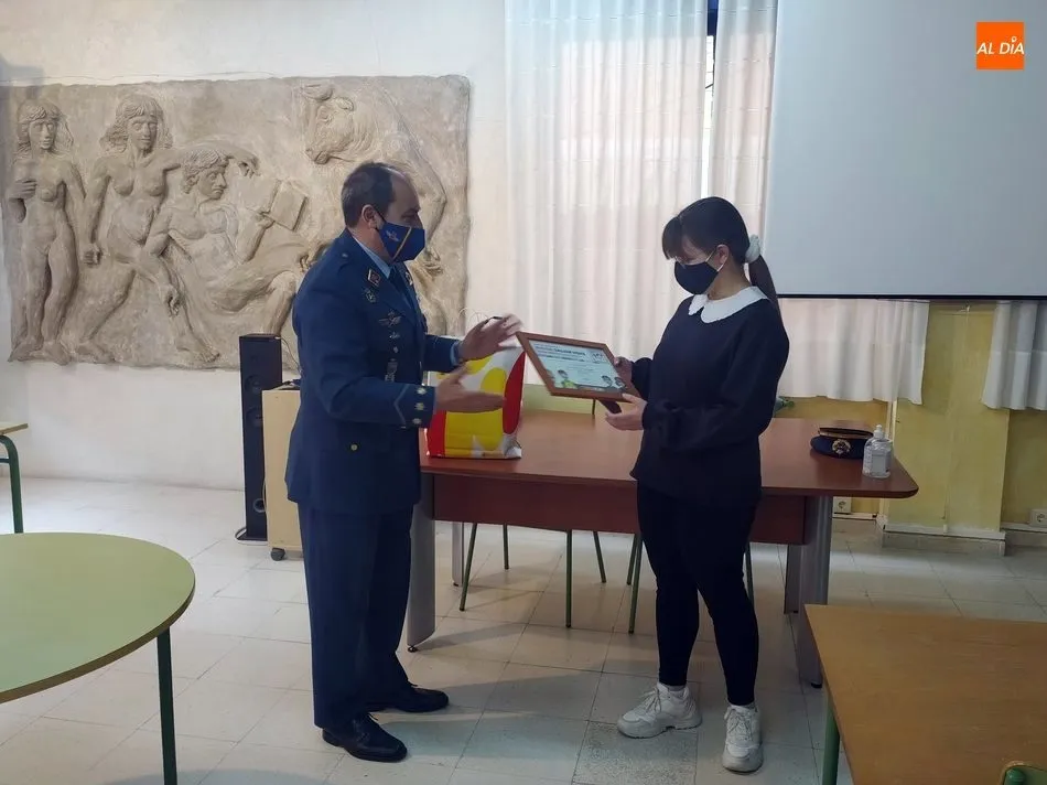Foto 9 - El subdelegado de Defensa entrega a una alumna del IES Ramos del Manzano de Vitigudino el diploma...