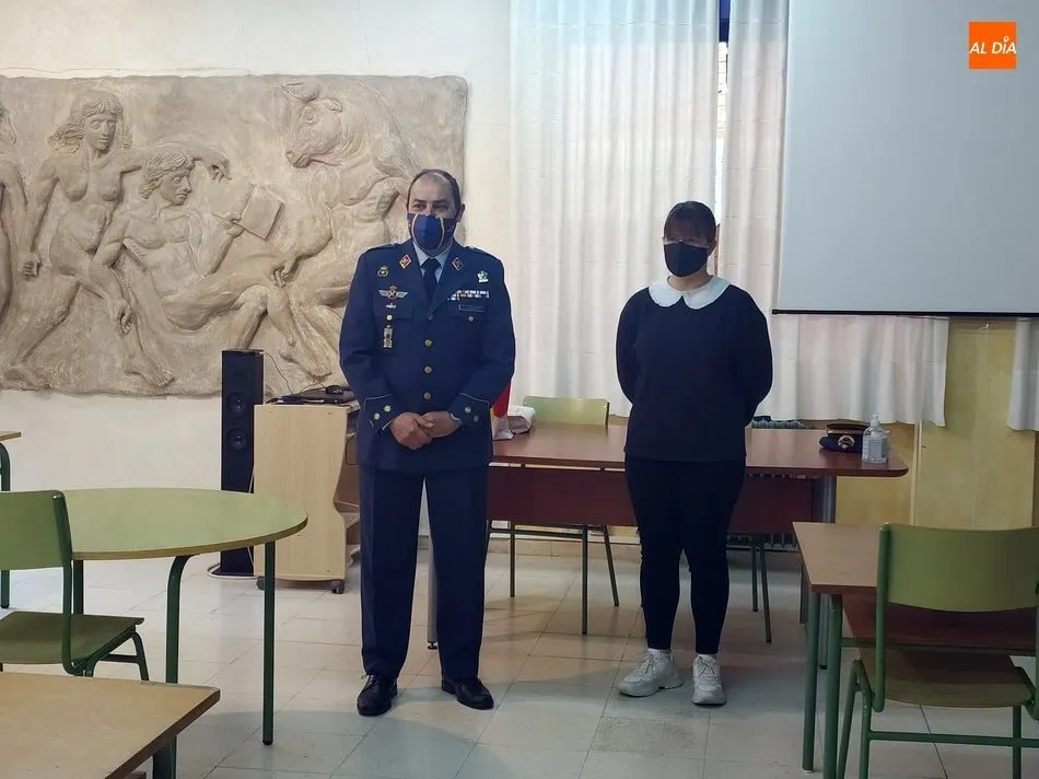 Foto 8 - El subdelegado de Defensa entrega a una alumna del IES Ramos del Manzano de Vitigudino el diploma...
