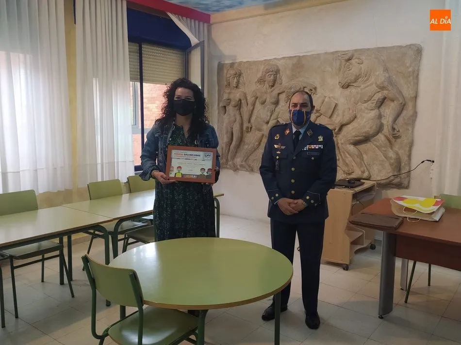 Foto 7 - El subdelegado de Defensa entrega a una alumna del IES Ramos del Manzano de Vitigudino el diploma...