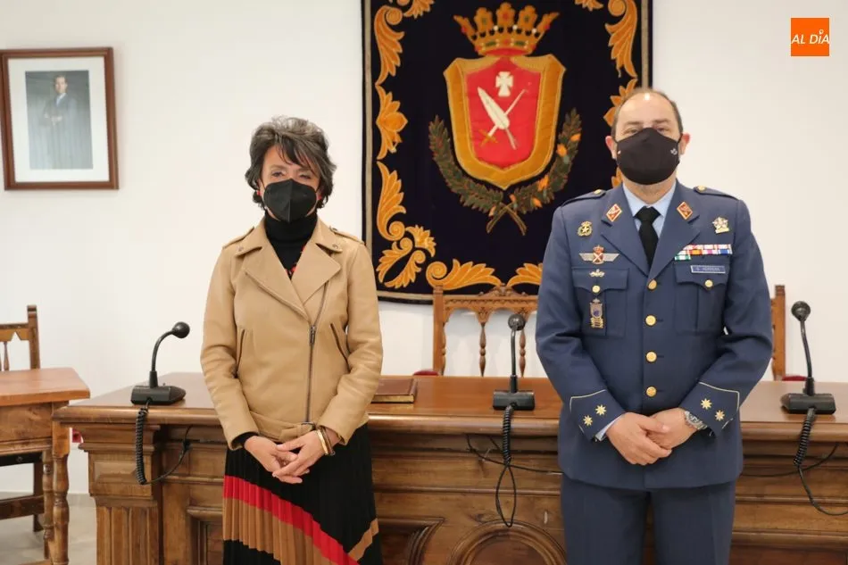 Foto 4 - El subdelegado de Defensa entrega a una alumna del IES Ramos del Manzano de Vitigudino el diploma...