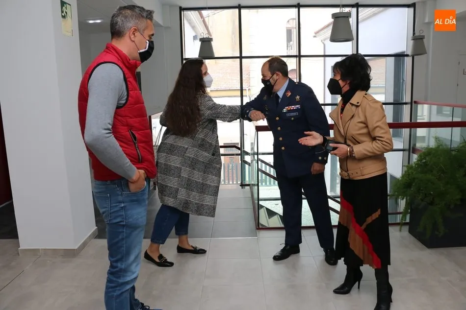 Foto 3 - El subdelegado de Defensa entrega a una alumna del IES Ramos del Manzano de Vitigudino el diploma...