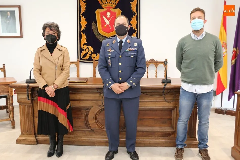 Foto 2 - El subdelegado de Defensa entrega a una alumna del IES Ramos del Manzano de Vitigudino el diploma...