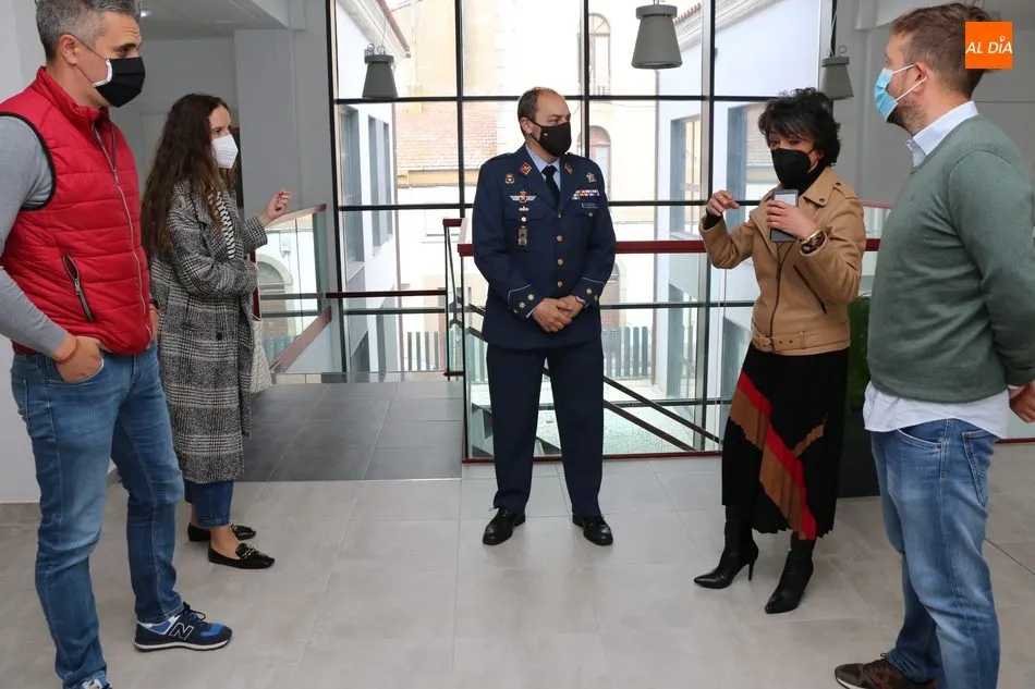 Foto 6 - El subdelegado de Defensa entrega a una alumna del IES Ramos del Manzano de Vitigudino el diploma...