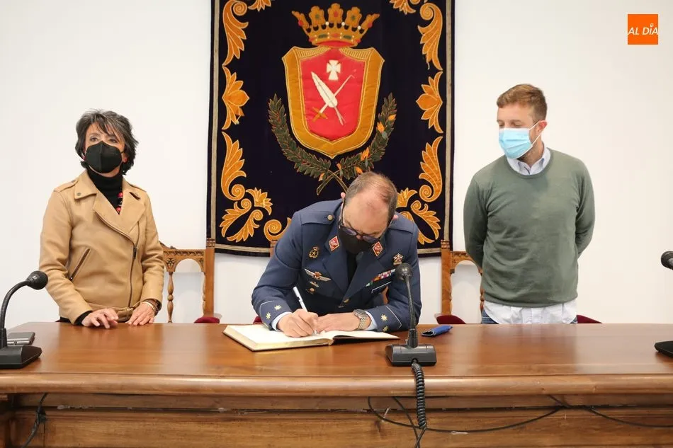 Foto 5 - El subdelegado de Defensa entrega a una alumna del IES Ramos del Manzano de Vitigudino el diploma...